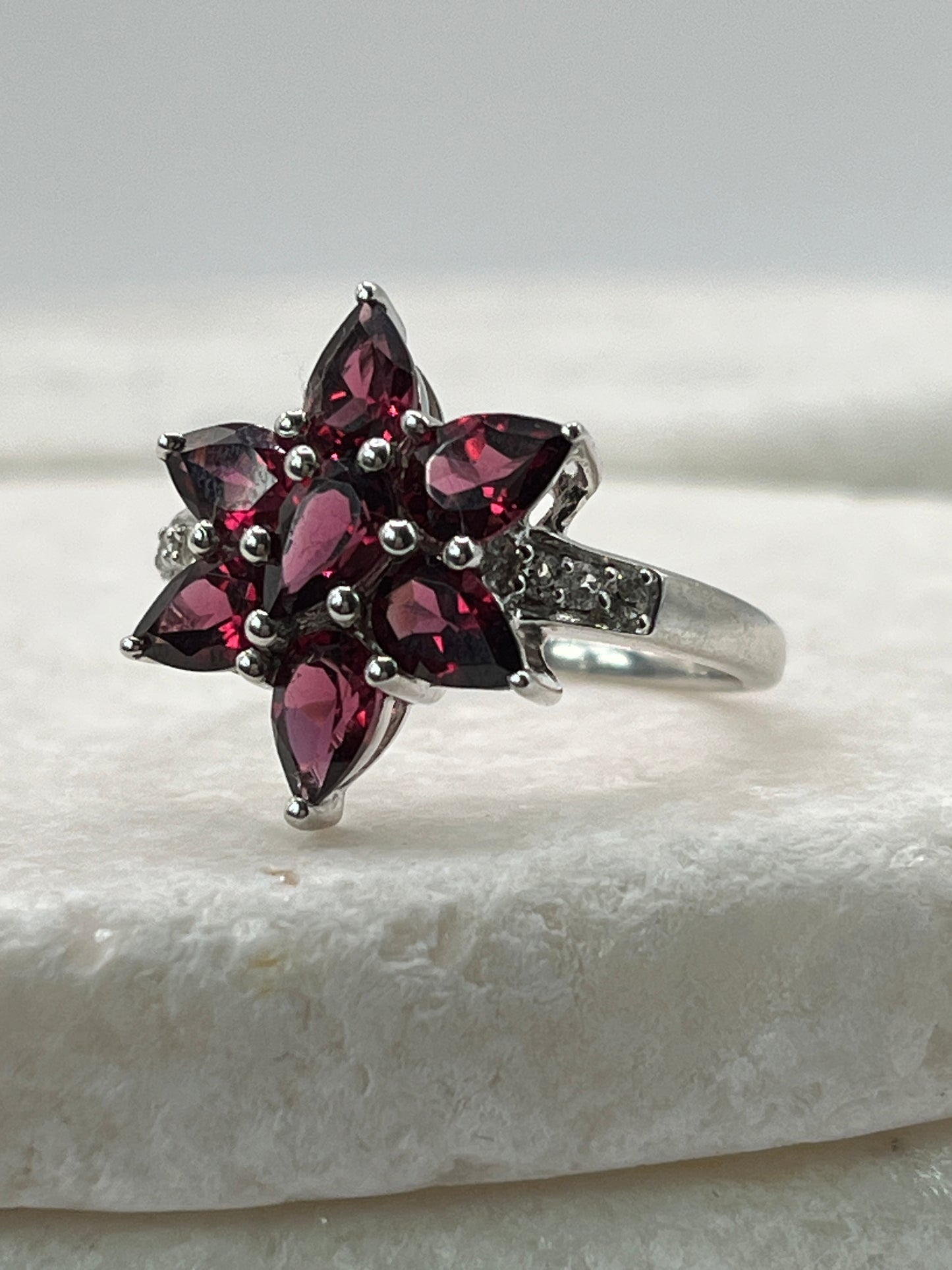 925 Sterling Silver Garnet Floral Star Ring - Size S