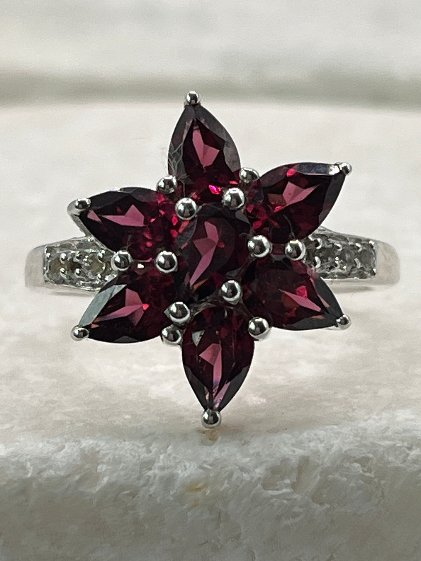 925 Sterling Silver Garnet Floral Star Ring - Size S