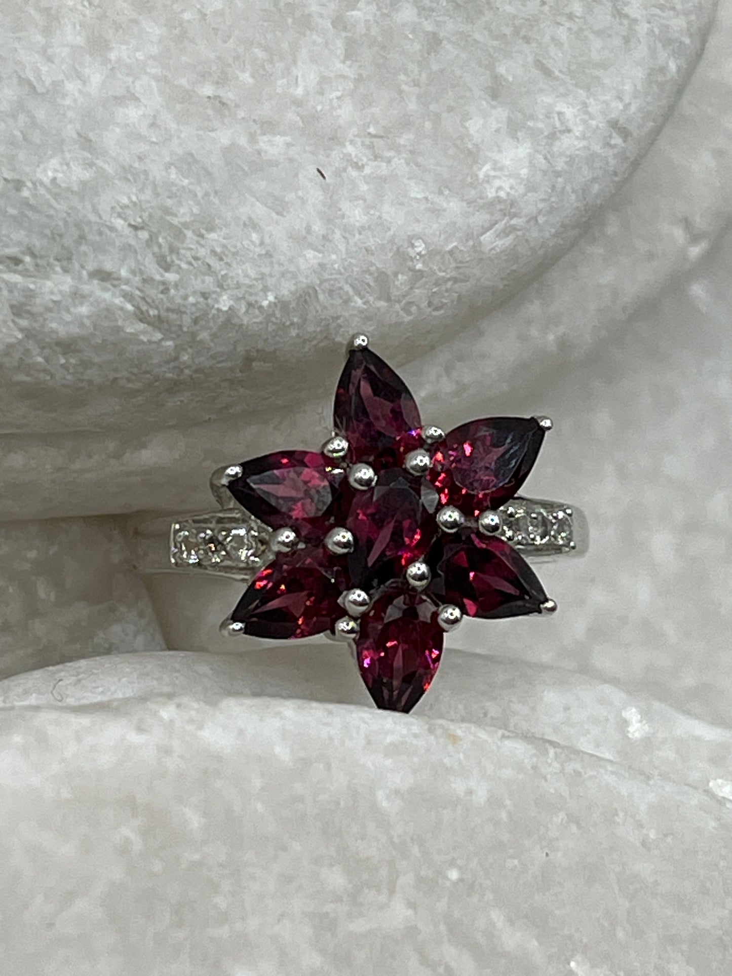 925 Sterling Silver Garnet Floral Star Ring - Size S