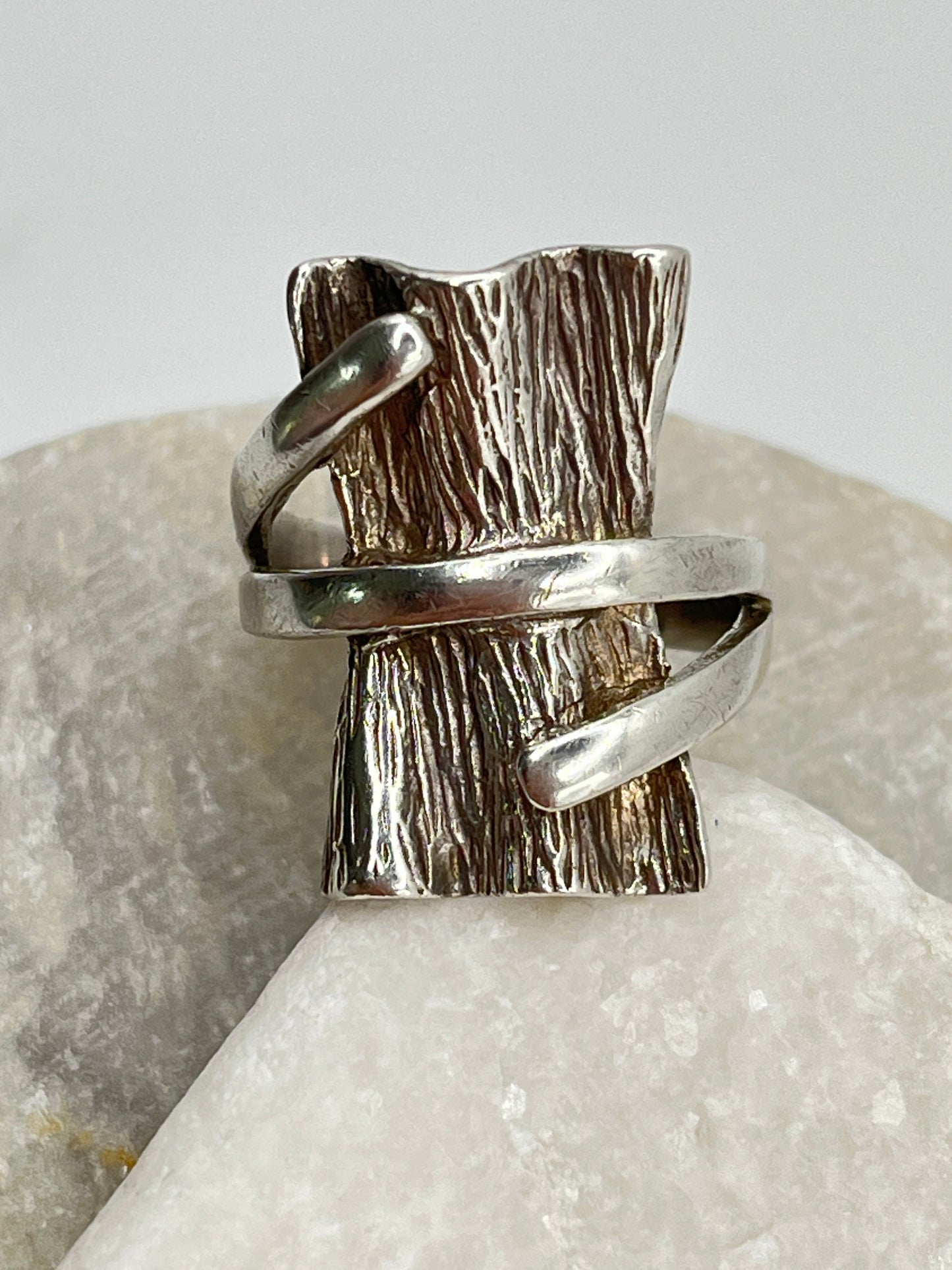 Vintage 925 Sterling Silver Modernist Tree Bark Twist Ring - Size Q