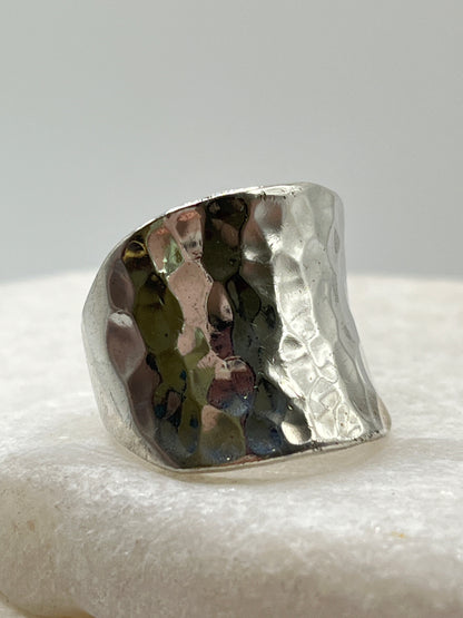 Vintage 925 Sterling Silver Shield Shaped Hammered Ring - Size N/O
