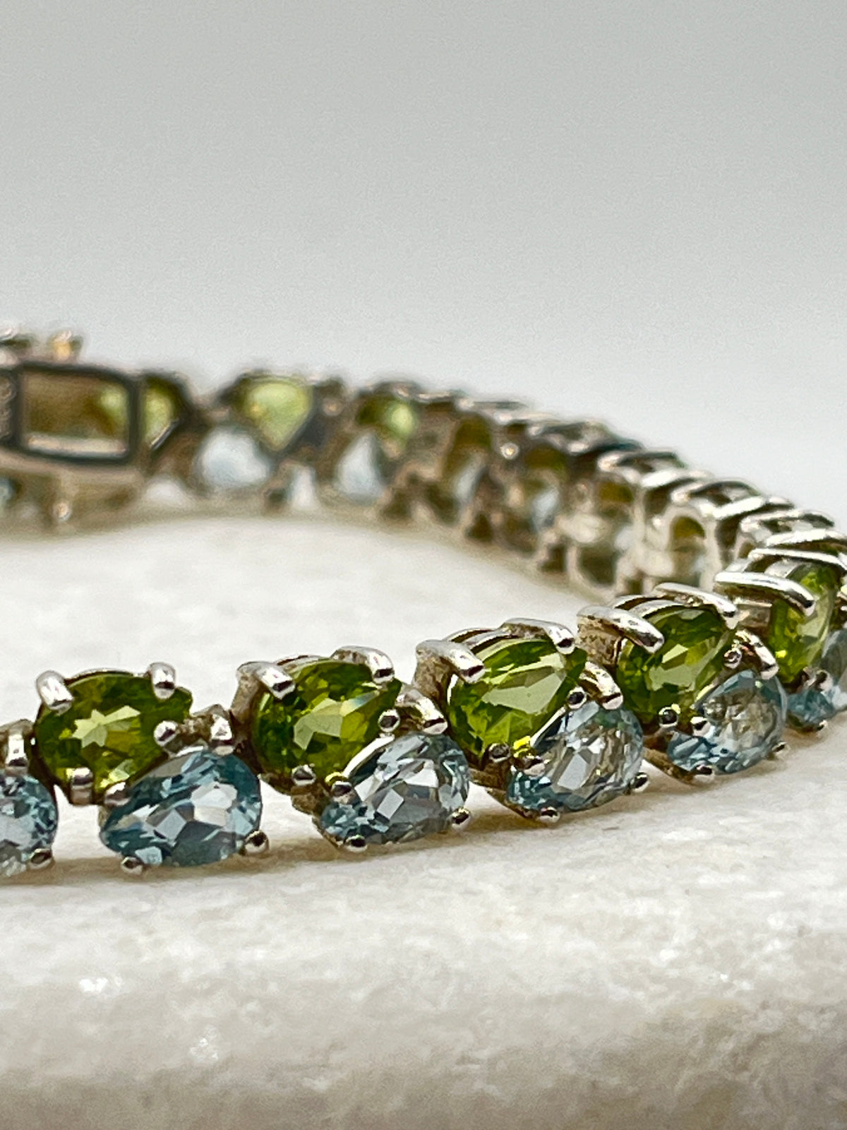 925 Sterling Silver Blue Topaz And Peridot Bracelet - 20cm