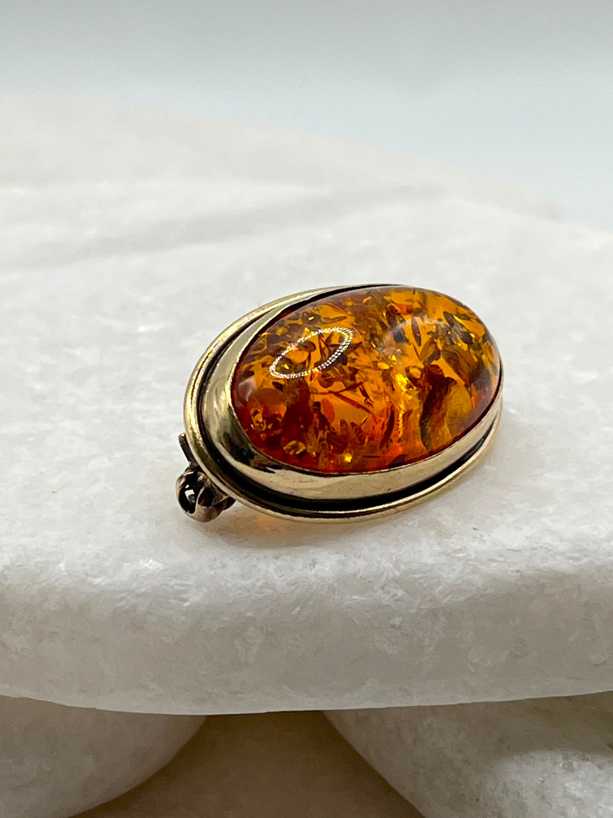 Genuine Amber Cabochon Brooch in Gilded 925 Sterling Silver – Vintage Oval Pin